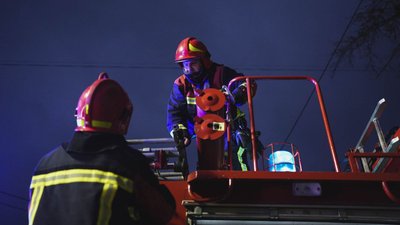 У Києві ліквідували пожежу, що виникла внаслідок російських обстрілів У Києві ліквідували пожежу, що виникла внаслідок російських обстрілів