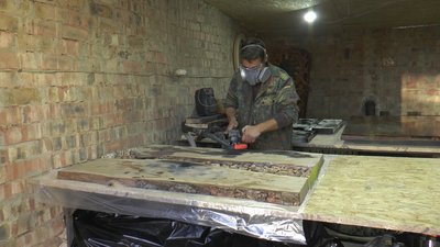 Поєднує епоксидну смолу та дерево. Прикарпатець Тарас Пронюк Поєднує епоксидну смолу та дерево. Прикарпатець Тарас Пронюк