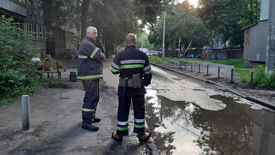 Спецоперація у Харкові: в під'їзді будинку затримали чоловіка, який міг бути озброєний гранатою Спецоперація у Харкові: в під'їзді будинку затримали чоловіка, який міг бути озброєний гранатою