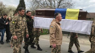 У Ямниці на Івано-Франківщині понад тисяча людей прийшли попрощатися із загиблим воїном У Ямниці на Івано-Франківщині понад тисяча людей прийшли попрощатися із загиблим воїном