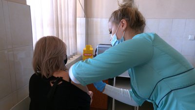 На Івано-Франківщині за добу медики проти COVID-19 вакцинували 1 788 людей