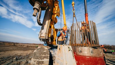 Сполучатиме Україну з Молдовою. На Вінниччині розпочали споруджувати міст Ямпіль-Косеуць Сполучатиме Україну з Молдовою. На Вінниччині розпочали споруджувати міст Ямпіль-Косеуць