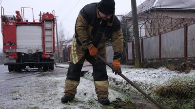 Через захаращеність рятува прочищали каналізаційні стоки у дворах Закарпаття Через захаращеність рятува прочищали каналізаційні стоки у дворах Закарпаття
