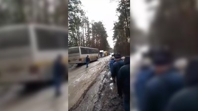 Переходять калюжу вбрід: чи ремонтуватимуть дорогу Чернігів-Київ через Вишгород
