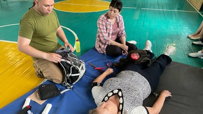 Інструктор розповідає про надання домедичної допомоги Інструктор розповідає про надання домедичної допомоги