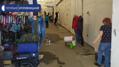 Як готується до відкриття частина "Колгоспного" ринку, де торгують непродовольчими товарами