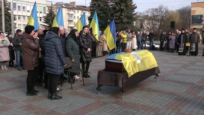У Рівному попрощалися зі старшим сержантом Валерієм Поліщуком У Рівному попрощалися зі старшим сержантом Валерієм Поліщуком