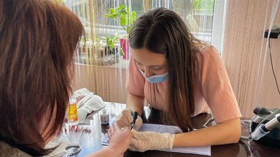 Майстриня манікюру з Миколаєва переїхала до села та продовжує свою справу Майстриня манікюру з Миколаєва переїхала до села та продовжує свою справу
