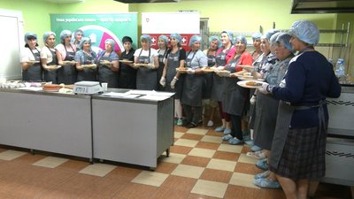 "Кожен розуміє по-своєму": у Рівному шкільних кухарів навчають опановувати нове меню "Кожен розуміє по-своєму": у Рівному шкільних кухарів навчають опановувати нове меню