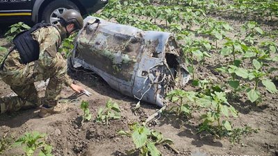 Частина ракети в огороді