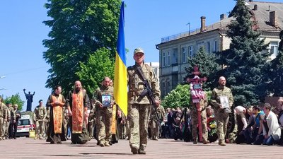 Під звуки сирен: у Черкасах попрощалися із воїнами, які загинули в бою за Попасну Під звуки сирен: у Черкасах попрощалися із воїнами, які загинули в бою за Попасну
