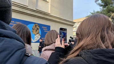 В Ужгороді на стіні обласної бібліотеки відтворили мурал, знищений росіянами на Луганщині В Ужгороді на стіні обласної бібліотеки відтворили мурал, знищений росіянами на Луганщині