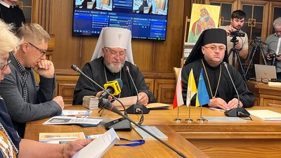 Митрополит Василій Семенюк разом з іншими учасниками конференції Митрополит Василій Семенюк разом з іншими учасниками конференції