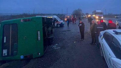 На Львівщині перекинувся рейсовий автобус: 16 людей отримали травми