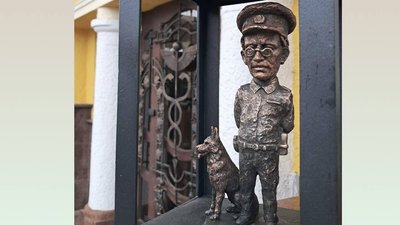 В Ужгороді встановили 80-ту мініскульптуру, присвячену митнику