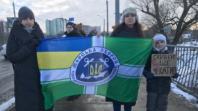 "Поверніть наших рідних з полону": у Франківську утворили ланцюг єдності на підтримку військовополонених "Поверніть наших рідних з полону": у Франківську утворили ланцюг єдності на підтримку військовополонених