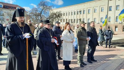 Покладанням квітів та панахидою у Кропивницькому вшанували пам'ять Героїв Небесної Сотні Покладанням квітів та панахидою у Кропивницькому вшанували пам'ять Героїв Небесної Сотні