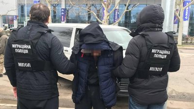 В Одесі затримали чоловіка, який вербував людей для переправки мігрантів – поліція