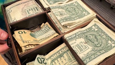 Гроші, зібрані на ярмарку в каліфорнійському місті для кропивницьких волонтерів з організації "Добромир" Гроші, зібрані на ярмарку в каліфорнійському місті для кропивницьких волонтерів з організації "Добромир"