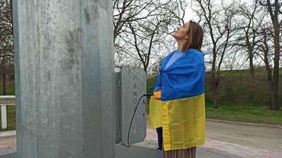 Над Кропивницьким підняли новий прапор України. Попередній пошкодився через вітер та дощ Над Кропивницьким підняли новий прапор України. Попередній пошкодився через вітер та дощ