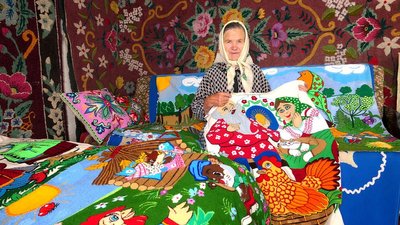"Так чого ж мені отаку красу не робить". Історія майстрині з Сумщини, яка майже 50 років власноруч вишиває килими