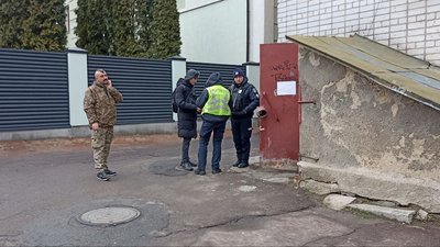 В повітряну тривогу в укритті житомирянин виявив тіло людини