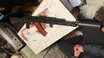 Гранати, автомат Калашникова з патронами: у жителя Синельниківського району Дніпропетровщини виявили сховок зі зброєю