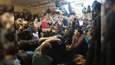 Люди у підвалі школи в селі Ягідне Люди у підвалі школи в селі Ягідне