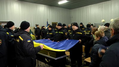 Загинули на Херсонщині: у Житомирі попрощалися з рятувальниками Сергієм Курінним, Дмитром Краснощоковим і Олексієм Сичем Загинули на Херсонщині: у Житомирі попрощалися з рятувальниками Сергієм Курінним, Дмитром Краснощоковим і Олексієм Сичем