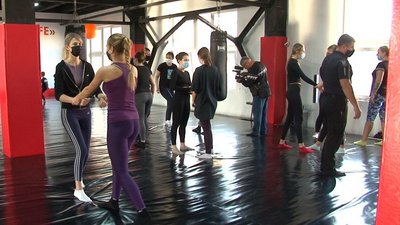 У Черкасах розпочались безоплатні курси із самооборони для жінок У Черкасах розпочались безоплатні курси із самооборони для жінок