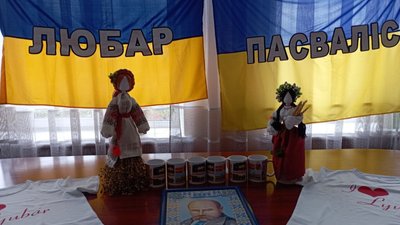 На Житомирщині громада отримала у подарунок від литовського міста-побратима мікроавтобус для школярів На Житомирщині громада отримала у подарунок від литовського міста-побратима мікроавтобус для школярів