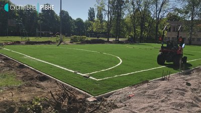 Рівне: на місці зрізаних дерев біля 13-ї школи вистеляють спортивний газон