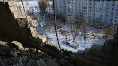 Обстріли Херсона, дрон врізався у багатоповерхівку