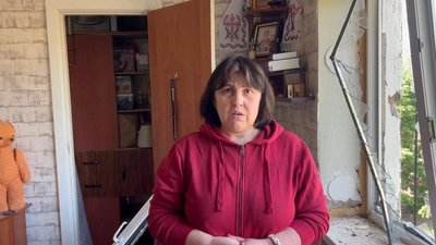 Жителька сусіднього зі зруйнованим ракетою РФ будинку у Кривому Розі Жителька сусіднього зі зруйнованим ракетою РФ будинку у Кривому Розі