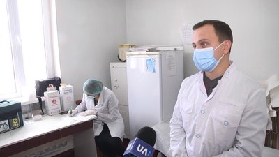 На Житомирщині у селах людей щеплюють мобільні медичні бригади На Житомирщині у селах людей щеплюють мобільні медичні бригади