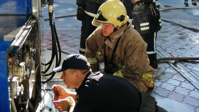 В Одесі на заправці спалахнула пожежа: вогонь гасили 23 людини