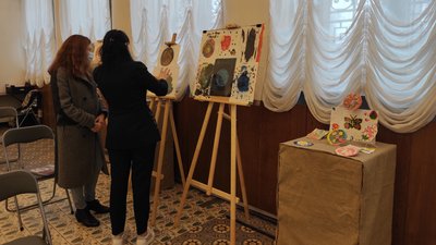 "Мистецтво зцілення". У Дніпрі показали малюнки дітей, які постраждали від насилля
