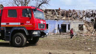 Миколаївські рятувальники ліквідували наслідки російських обстрілів Миколаївські рятувальники ліквідували наслідки російських обстрілів
