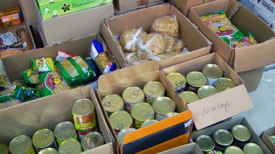 "За майбутнє": близько тисячі переселенців отримали продуктові набори та одяг "За майбутнє": близько тисячі переселенців отримали продуктові набори та одяг