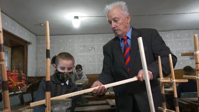 Черкащанин Іван Назаренко вчить дітей судномоделювання