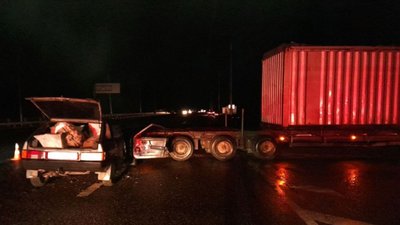 Біля Полтави зіткнулися легковик та вантажівка: рятувальники деблокували із транспорту людину Біля Полтави зіткнулися легковик та вантажівка: рятувальники деблокували із транспорту людину