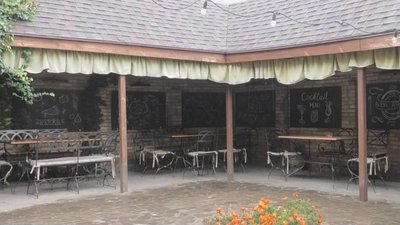 "Складно було, потім ми вже навчились". Як у Нікополі під постійними обстрілами працює ресторан італійської кухні
