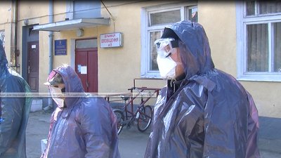 Луцькі комунальнин дезинфікують під'їзди