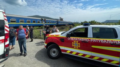 На Закарпатті вантажівка потрапила під потяг На Закарпатті вантажівка потрапила під потяг