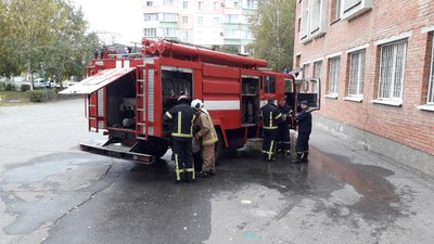 Рятувальники, які гасили пожежу у школі №16 Рятувальники, які гасили пожежу у школі №16