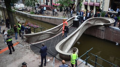 В Амстердамі відкрили перший у світі сталевий міст, надрукований на 3D-принтері