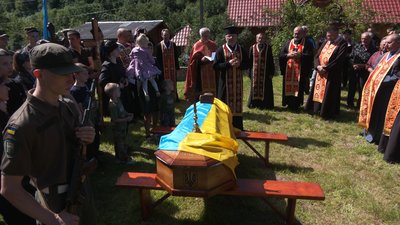 У Бубнищі на Івано-Франківщині попрощалися з воїном Володимиром Кондратом У Бубнищі на Івано-Франківщині попрощалися з воїном Володимиром Кондратом