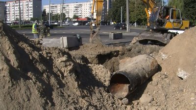 У Луцьку замінюють 800 метрів труби на магістральному водогоні. Коли завершать роботи У Луцьку замінюють 800 метрів труби на магістральному водогоні. Коли завершать роботи