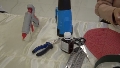 Жителька Тернопільщини виготовляє лапми у вигляді квітів Жителька Тернопільщини виготовляє лапми у вигляді квітів