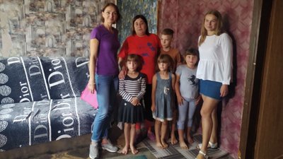 Волонтери з Сум допомагають малозабезпеченим родинам зібрати дітей до школи